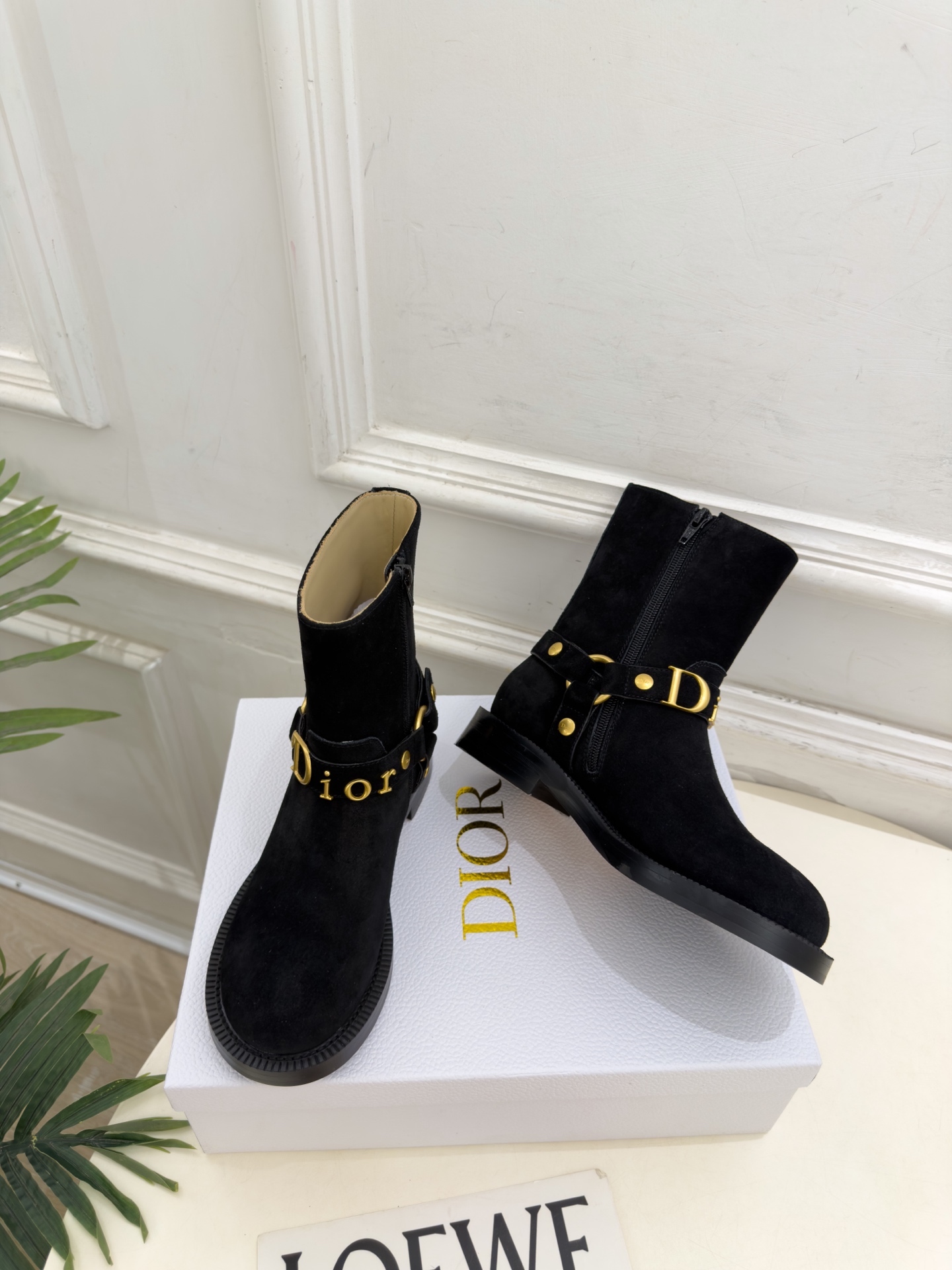 Dior | 迪奥 26𝐬𝐬 🧡💚2026秋冬新品 顶级版本⚠️ 专柜主打新款 Dior金属字母扣侧拉链机车短靴 Dior | 迪奥 26𝐬𝐬 🧡💚2026秋冬新品 顶级版本⚠️ 专柜主打新款 Dior金属字母扣侧拉链机车短靴