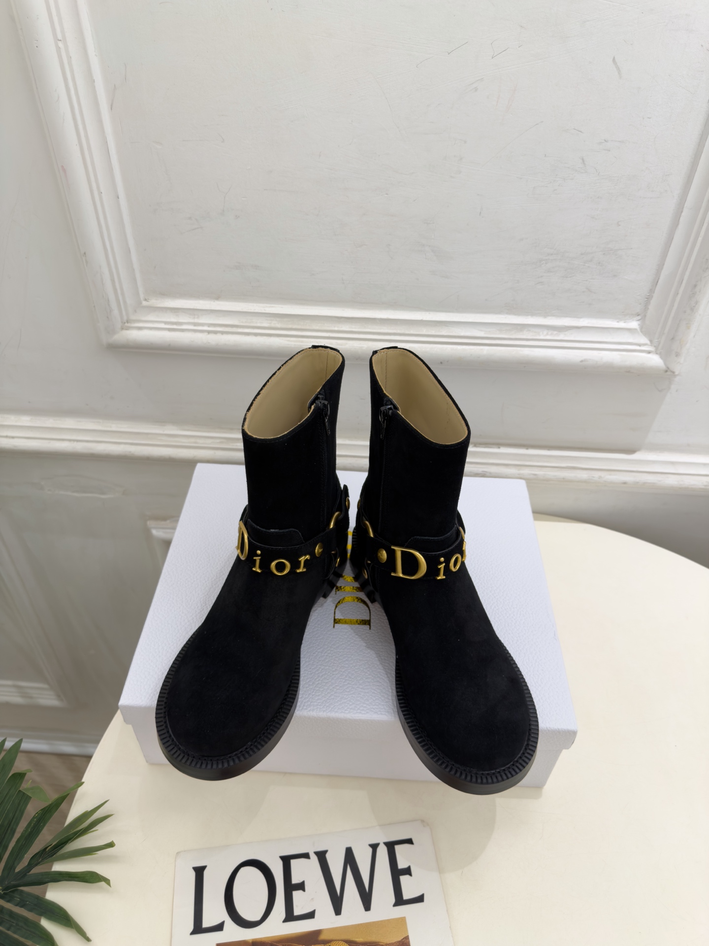 Dior | 迪奥 26𝐬𝐬 🧡💚2026秋冬新品 顶级版本⚠️ 专柜主打新款 Dior金属字母扣侧拉链机车短靴 Dior | 迪奥 26𝐬𝐬 🧡💚2026秋冬新品 顶级版本⚠️ 专柜主打新款 Dior金属字母扣侧拉链机车短靴
