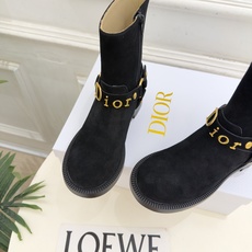 Dior | 迪奥 26𝐬𝐬 🧡💚2026秋冬新品 顶级版本⚠️ 专柜主打新款 Dior金属字母扣侧拉链机车短靴 Dior | 迪奥 26𝐬𝐬 🧡💚2026秋冬新品 顶级版本⚠️ 专柜主打新款 Dior金属字母扣侧拉链机车短靴