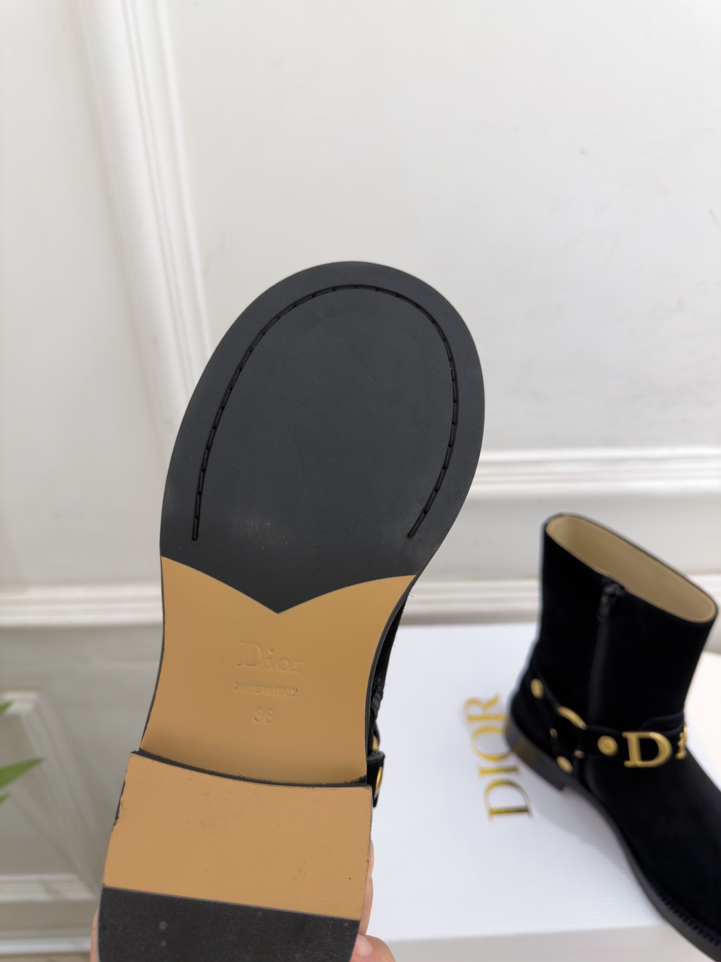 Dior | 迪奥 26𝐬𝐬 🧡💚2026秋冬新品 顶级版本⚠️ 专柜主打新款 Dior金属字母扣侧拉链机车短靴 Dior | 迪奥 26𝐬𝐬 🧡💚2026秋冬新品 顶级版本⚠️ 专柜主打新款 Dior金属字母扣侧拉链机车短靴