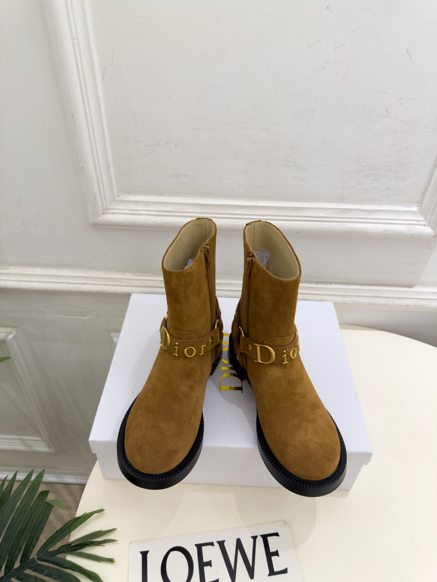 Dior | 迪奥 26𝐬𝐬 🧡💚2026秋冬新品 顶级版本⚠️ 专柜主打新款 Dior金属字母扣侧拉链机车短靴 Dior | 迪奥 26𝐬𝐬 🧡💚2026秋冬新品 顶级版本⚠️ 专柜主打新款 Dior金属字母扣侧拉链机车短靴
