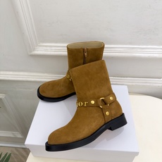 Dior | 迪奥 26𝐬𝐬 🧡💚2026秋冬新品 顶级版本⚠️ 专柜主打新款 Dior金属字母扣侧拉链机车短靴 Dior | 迪奥 26𝐬𝐬 🧡💚2026秋冬新品 顶级版本⚠️ 专柜主打新款 Dior金属字母扣侧拉链机车短靴