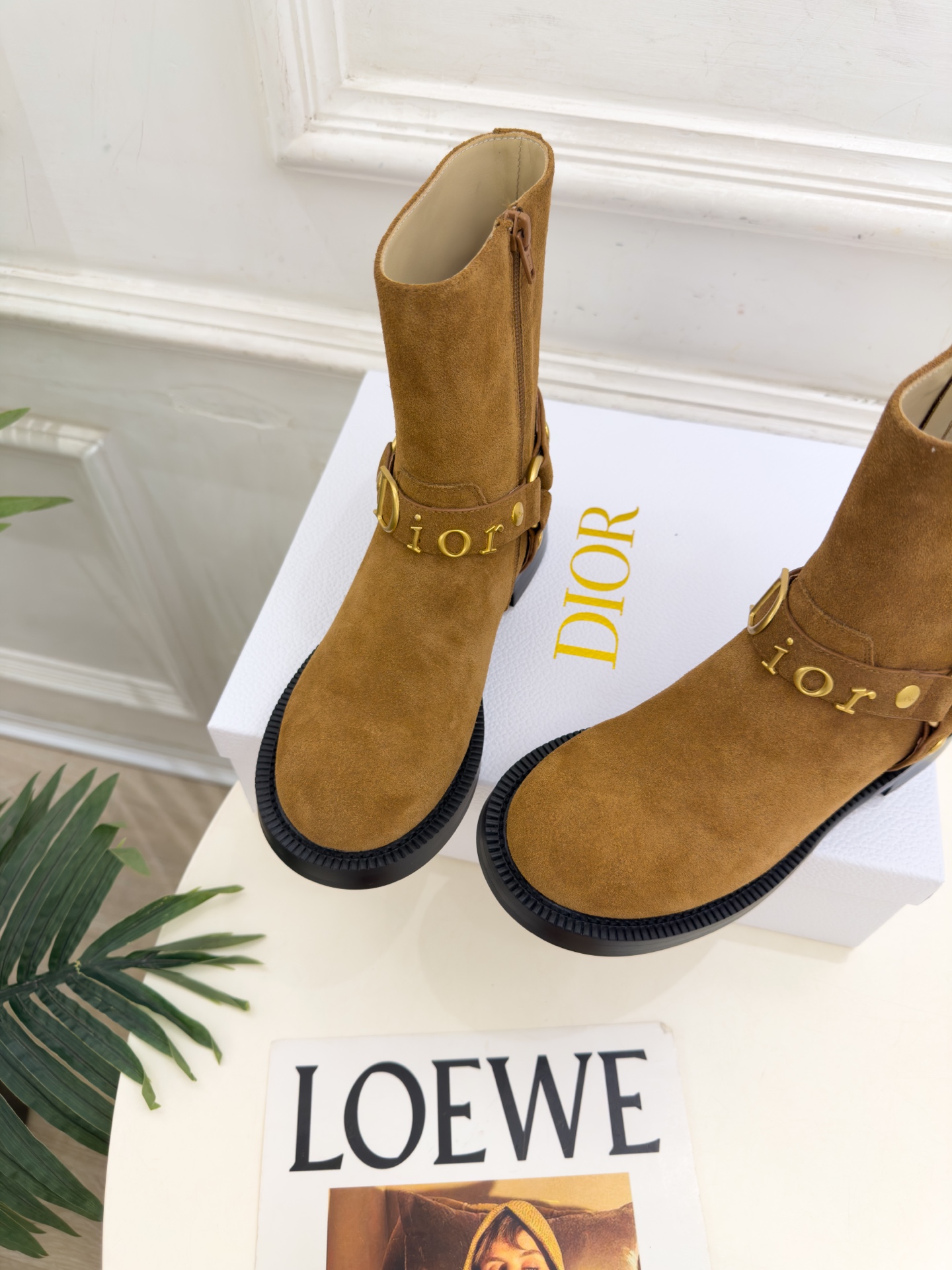 Dior | 迪奥 26𝐬𝐬 🧡💚2026秋冬新品 顶级版本⚠️ 专柜主打新款 Dior金属字母扣侧拉链机车短靴 Dior | 迪奥 26𝐬𝐬 🧡💚2026秋冬新品 顶级版本⚠️ 专柜主打新款 Dior金属字母扣侧拉链机车短靴