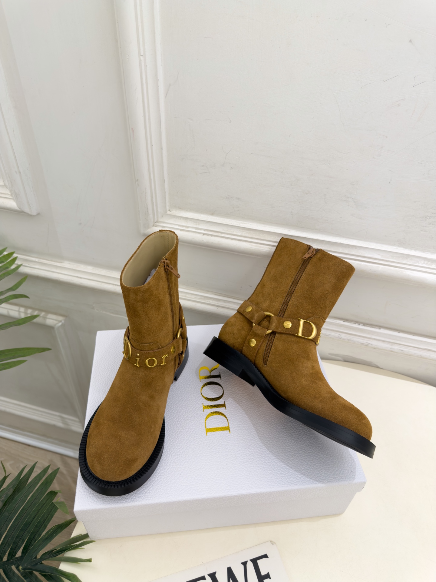 Dior | 迪奥 26𝐬𝐬 🧡💚2026秋冬新品 顶级版本⚠️ 专柜主打新款 Dior金属字母扣侧拉链机车短靴 Dior | 迪奥 26𝐬𝐬 🧡💚2026秋冬新品 顶级版本⚠️ 专柜主打新款 Dior金属字母扣侧拉链机车短靴
