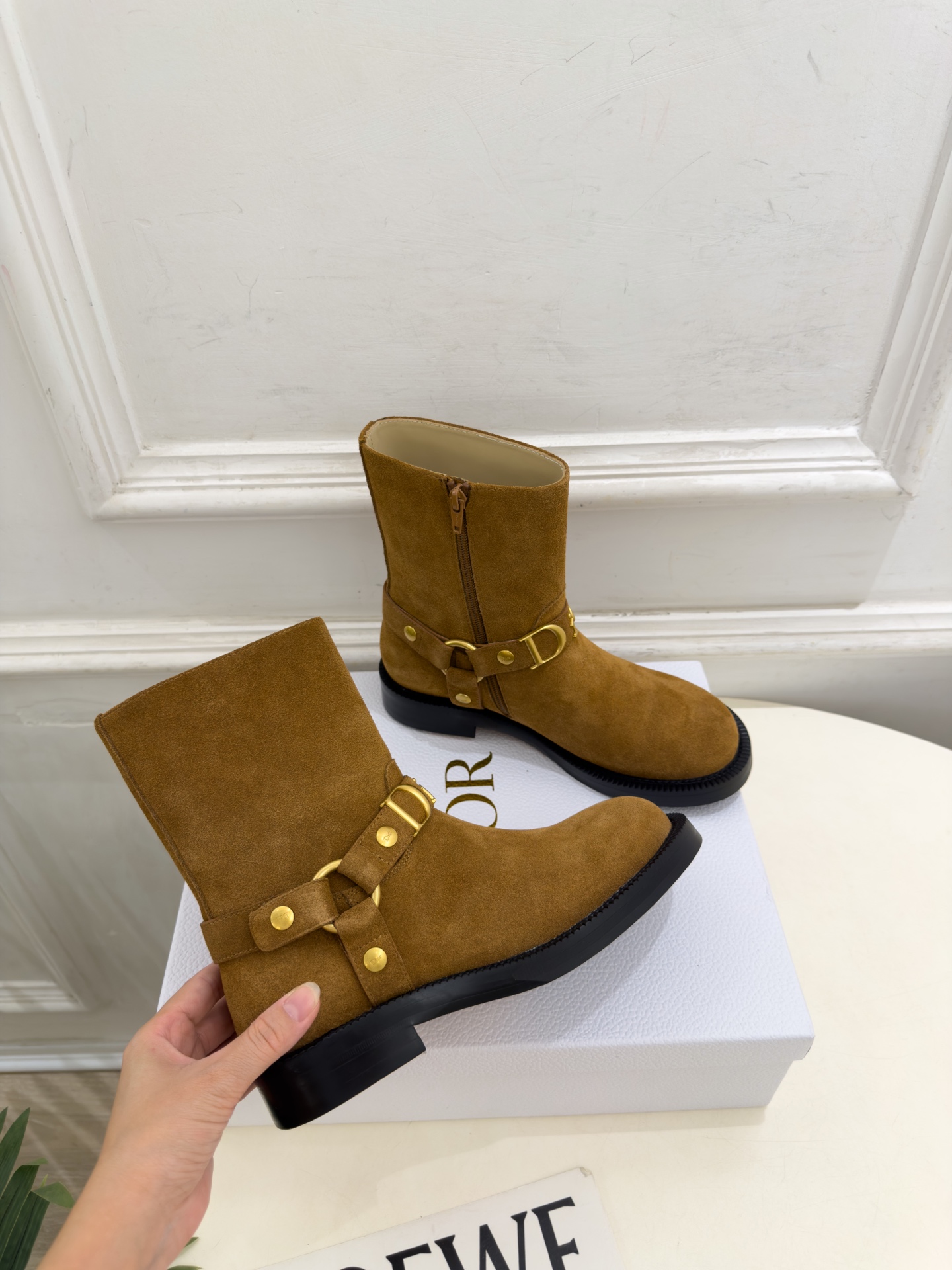 Dior | 迪奥 26𝐬𝐬 🧡💚2026秋冬新品 顶级版本⚠️ 专柜主打新款 Dior金属字母扣侧拉链机车短靴 Dior | 迪奥 26𝐬𝐬 🧡💚2026秋冬新品 顶级版本⚠️ 专柜主打新款 Dior金属字母扣侧拉链机车短靴