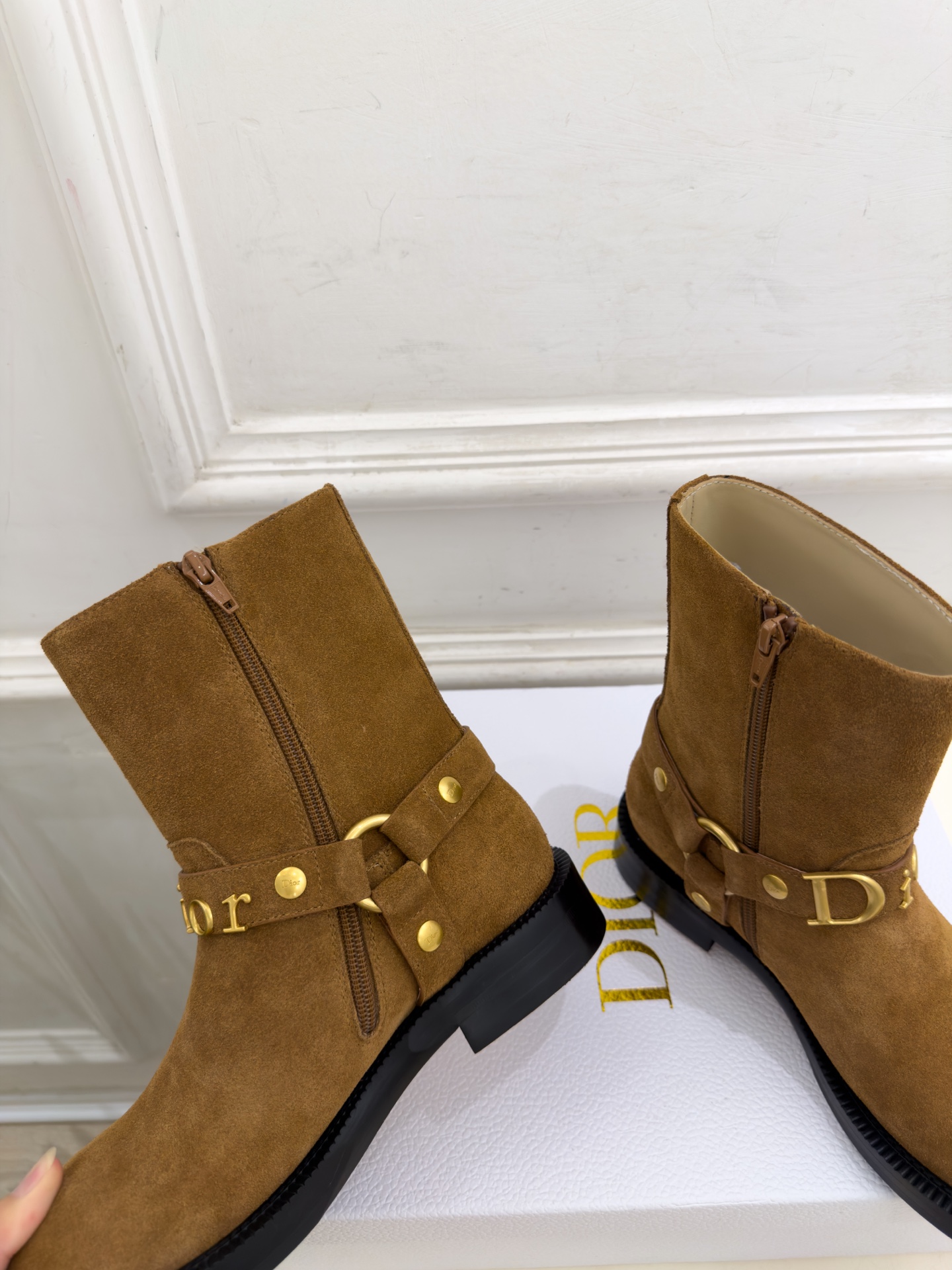 Dior | 迪奥 26𝐬𝐬 🧡💚2026秋冬新品 顶级版本⚠️ 专柜主打新款 Dior金属字母扣侧拉链机车短靴 Dior | 迪奥 26𝐬𝐬 🧡💚2026秋冬新品 顶级版本⚠️ 专柜主打新款 Dior金属字母扣侧拉链机车短靴