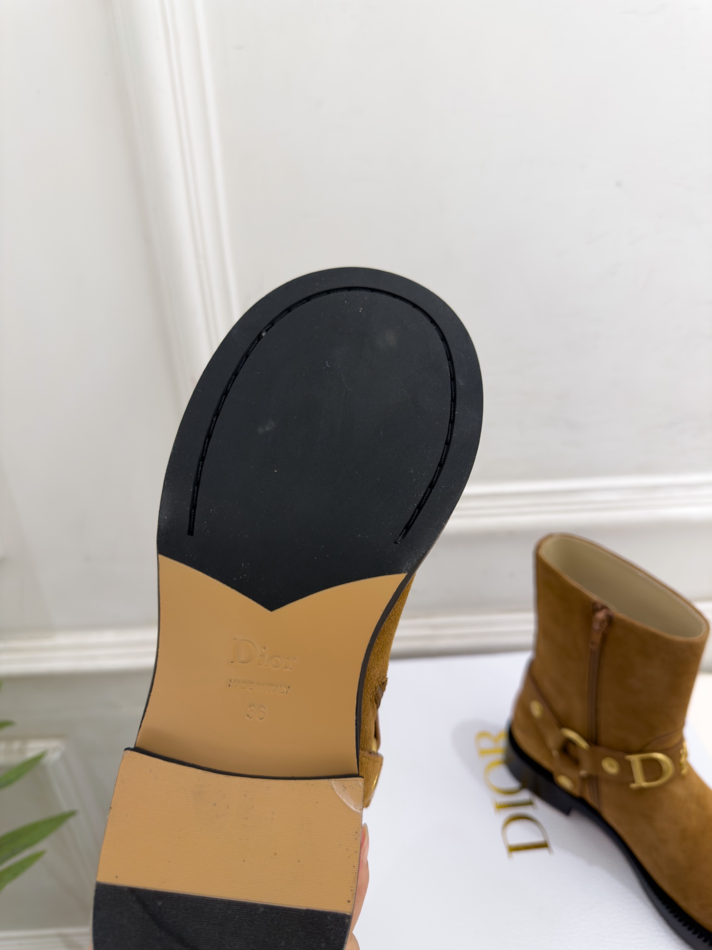 Dior | 迪奥 26𝐬𝐬 🧡💚2026秋冬新品 顶级版本⚠️ 专柜主打新款 Dior金属字母扣侧拉链机车短靴 Dior | 迪奥 26𝐬𝐬 🧡💚2026秋冬新品 顶级版本⚠️ 专柜主打新款 Dior金属字母扣侧拉链机车短靴