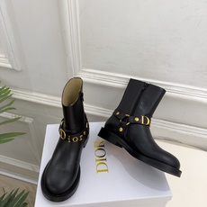 Dior | 迪奥 26𝐬𝐬 🧡💚2026秋冬新品 顶级版本⚠️ 专柜主打新款 Dior金属字母扣侧拉链机车短靴 Dior | 迪奥 26𝐬𝐬 🧡💚2026秋冬新品 顶级版本⚠️ 专柜主打新款 Dior金属字母扣侧拉链机车短靴
