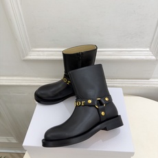 Dior | 迪奥 26𝐬𝐬 🧡💚2026秋冬新品 顶级版本⚠️ 专柜主打新款 Dior金属字母扣侧拉链机车短靴 Dior | 迪奥 26𝐬𝐬 🧡💚2026秋冬新品 顶级版本⚠️ 专柜主打新款 Dior金属字母扣侧拉链机车短靴