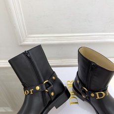 Dior | 迪奥 26𝐬𝐬 🧡💚2026秋冬新品 顶级版本⚠️ 专柜主打新款 Dior金属字母扣侧拉链机车短靴 Dior | 迪奥 26𝐬𝐬 🧡💚2026秋冬新品 顶级版本⚠️ 专柜主打新款 Dior金属字母扣侧拉链机车短靴