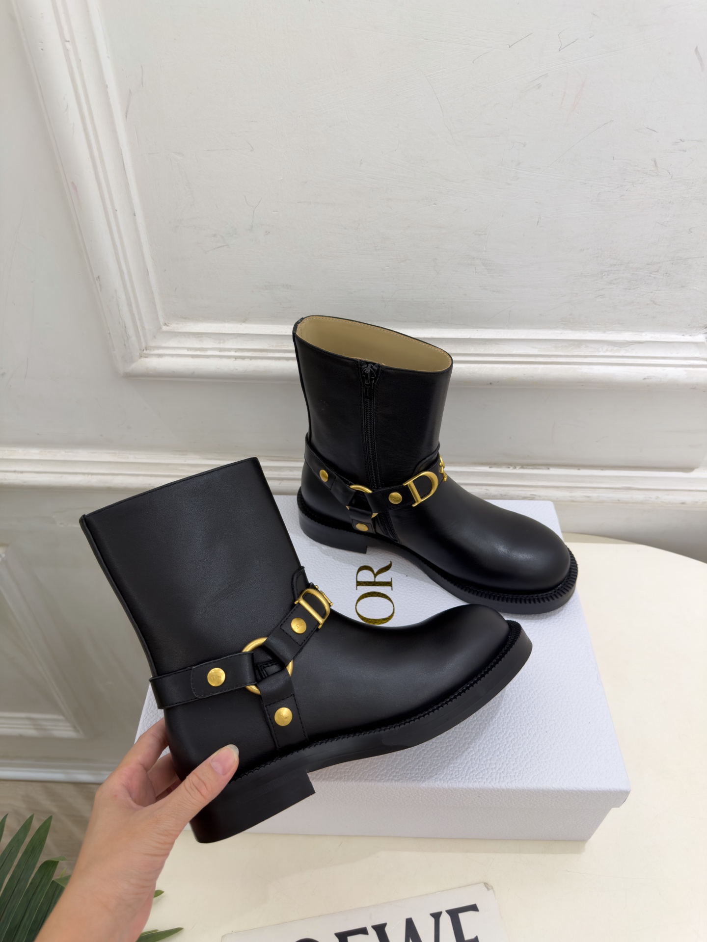 Dior | 迪奥 26𝐬𝐬 🧡💚2026秋冬新品 顶级版本⚠️ 专柜主打新款 Dior金属字母扣侧拉链机车短靴 Dior | 迪奥 26𝐬𝐬 🧡💚2026秋冬新品 顶级版本⚠️ 专柜主打新款 Dior金属字母扣侧拉链机车短靴