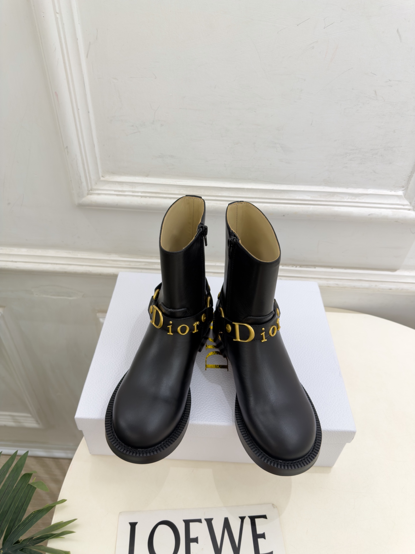 Dior | 迪奥 26𝐬𝐬 🧡💚2026秋冬新品 顶级版本⚠️ 专柜主打新款 Dior金属字母扣侧拉链机车短靴 Dior | 迪奥 26𝐬𝐬 🧡💚2026秋冬新品 顶级版本⚠️ 专柜主打新款 Dior金属字母扣侧拉链机车短靴