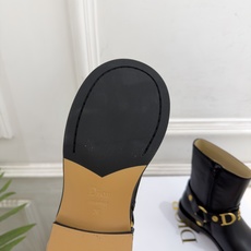 Dior | 迪奥 26𝐬𝐬 🧡💚2026秋冬新品 顶级版本⚠️ 专柜主打新款 Dior金属字母扣侧拉链机车短靴 Dior | 迪奥 26𝐬𝐬 🧡💚2026秋冬新品 顶级版本⚠️ 专柜主打新款 Dior金属字母扣侧拉链机车短靴