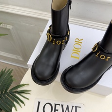Dior | 迪奥 26𝐬𝐬 🧡💚2026秋冬新品 顶级版本⚠️ 专柜主打新款 Dior金属字母扣侧拉链机车短靴 Dior | 迪奥 26𝐬𝐬 🧡💚2026秋冬新品 顶级版本⚠️ 专柜主打新款 Dior金属字母扣侧拉链机车短靴