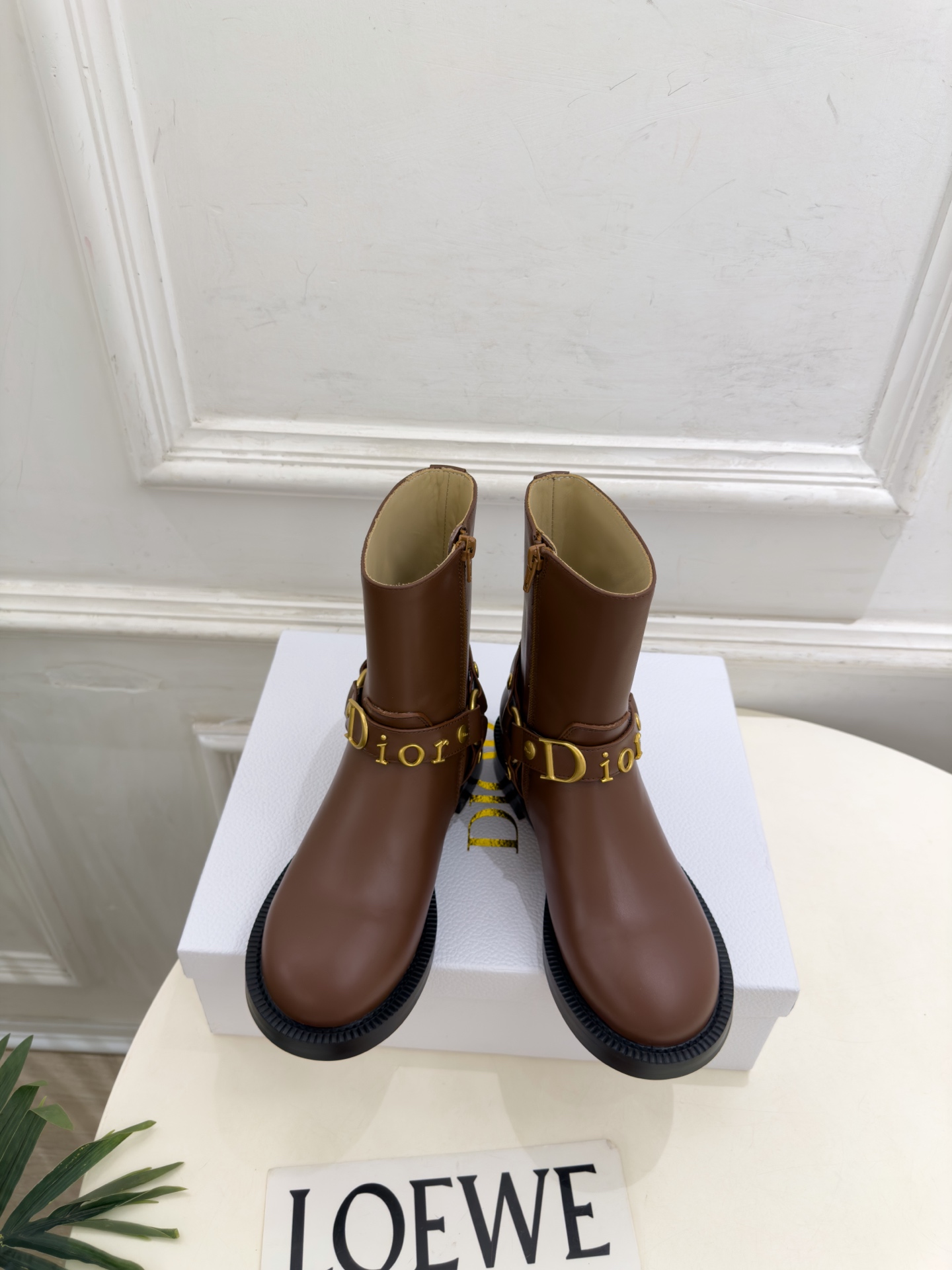 Dior | 迪奥 26𝐬𝐬 🧡💚2026秋冬新品 顶级版本⚠️ 专柜主打新款 Dior金属字母扣侧拉链机车短靴 Dior | 迪奥 26𝐬𝐬 🧡💚2026秋冬新品 顶级版本⚠️ 专柜主打新款 Dior金属字母扣侧拉链机车短靴