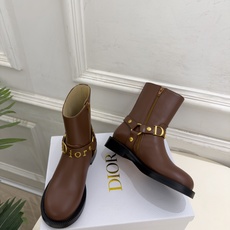 Dior | 迪奥 26𝐬𝐬 🧡💚2026秋冬新品 顶级版本⚠️ 专柜主打新款 Dior金属字母扣侧拉链机车短靴 Dior | 迪奥 26𝐬𝐬 🧡💚2026秋冬新品 顶级版本⚠️ 专柜主打新款 Dior金属字母扣侧拉链机车短靴