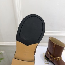 Dior | 迪奥 26𝐬𝐬 🧡💚2026秋冬新品 顶级版本⚠️ 专柜主打新款 Dior金属字母扣侧拉链机车短靴 Dior | 迪奥 26𝐬𝐬 🧡💚2026秋冬新品 顶级版本⚠️ 专柜主打新款 Dior金属字母扣侧拉链机车短靴