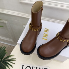 Dior | 迪奥 26𝐬𝐬 🧡💚2026秋冬新品 顶级版本⚠️ 专柜主打新款 Dior金属字母扣侧拉链机车短靴 Dior | 迪奥 26𝐬𝐬 🧡💚2026秋冬新品 顶级版本⚠️ 专柜主打新款 Dior金属字母扣侧拉链机车短靴