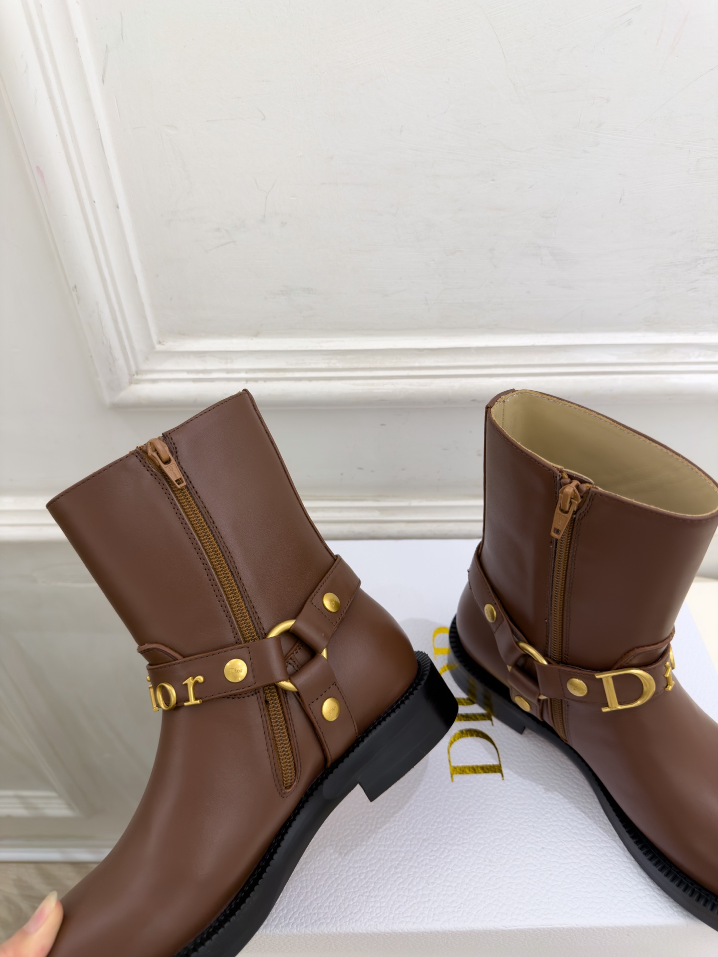Dior | 迪奥 26𝐬𝐬 🧡💚2026秋冬新品 顶级版本⚠️ 专柜主打新款 Dior金属字母扣侧拉链机车短靴 Dior | 迪奥 26𝐬𝐬 🧡💚2026秋冬新品 顶级版本⚠️ 专柜主打新款 Dior金属字母扣侧拉链机车短靴