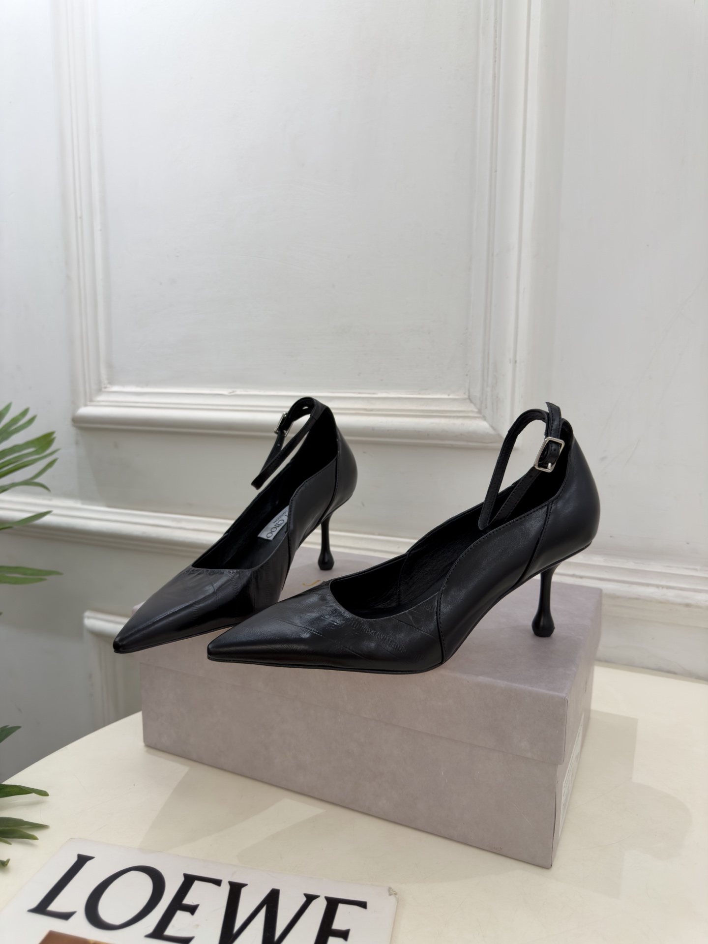 JimmyChoo 吉米周 26𝐬𝐬 ———      ✨ 2026秋冬新品 专柜最新JC尖头搭扣高跟鞋   BS名媛气