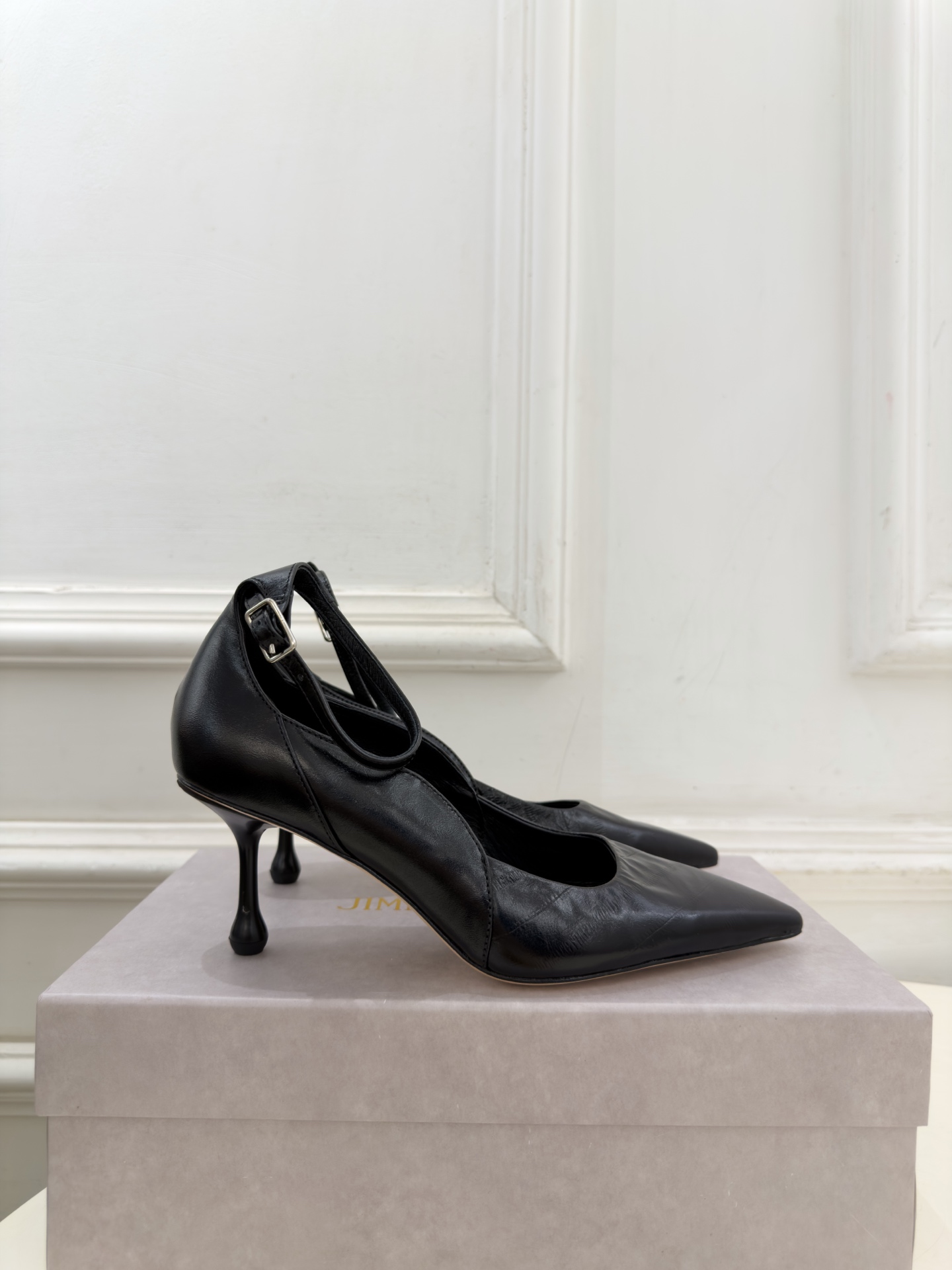 JimmyChoo 吉米周 26𝐬𝐬 ———      ✨ 2026秋冬新品 专柜最新JC尖头搭扣高跟鞋   BS名媛气