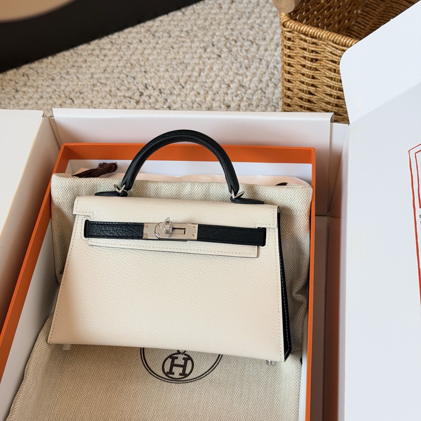 NO:851451,Mini Kelly goatskin milkshake white with black silver buckle, Hermes, hermes, sheepskin, Hermes,19860909Mini Kelly 山羊皮 奶昔白拼黑色 银扣,爱马仕,hermes,sheepskin,Hermes,,Bag