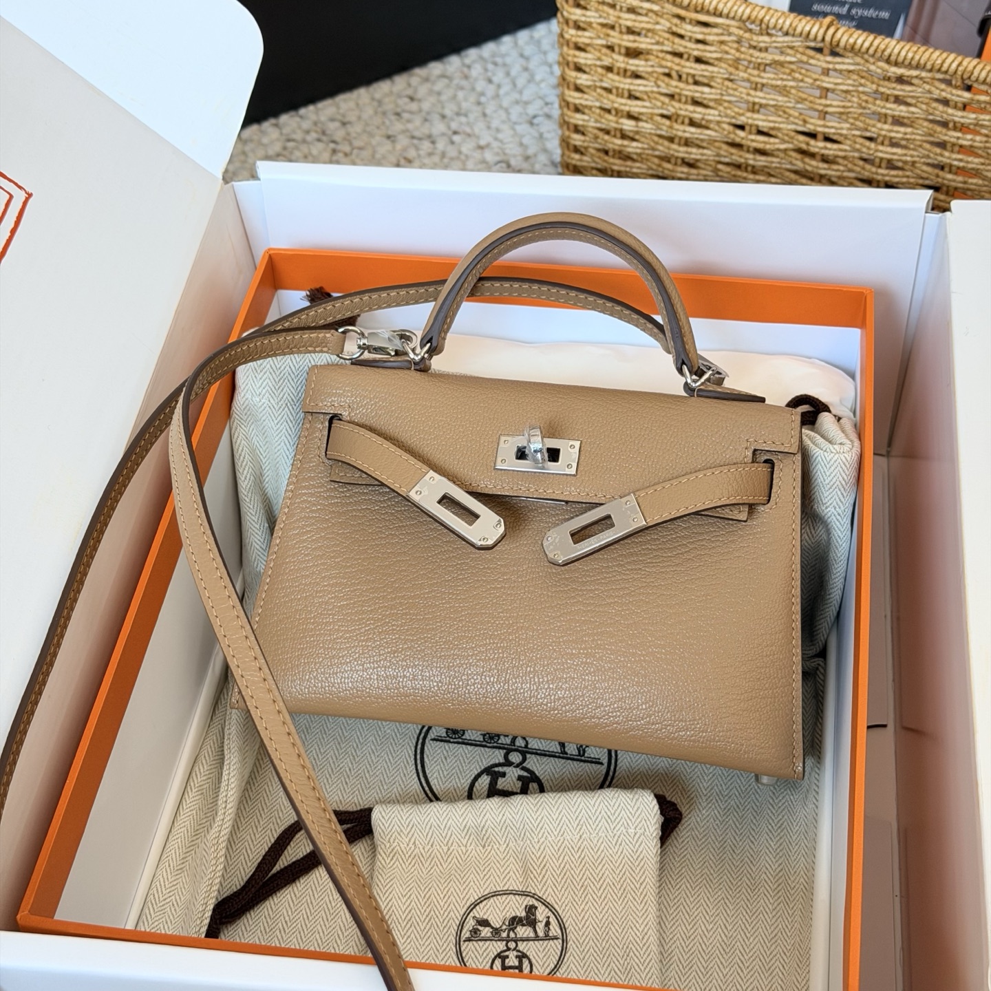 NO:851520,Mini Kelly goatskin milk brown silver buckle,Hermes,hermes,sheepskin,Hermes,19860909Mini Kelly 山羊皮 奶茶色 银扣,爱马仕,hermes,sheepskin,Hermes,,Bag