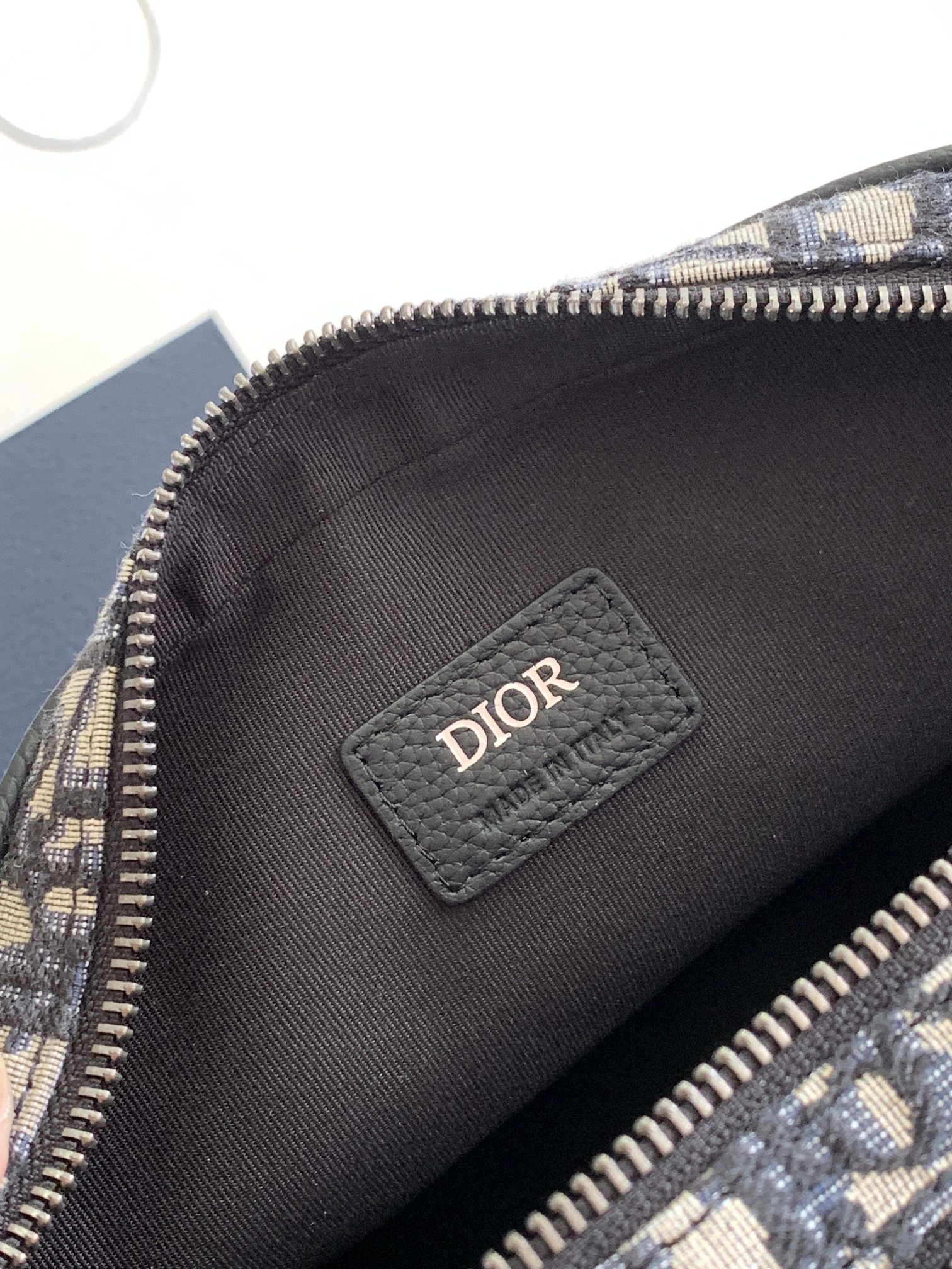 Dior dior 男包 这款 的 Safari 手袋是二零二三冬季男装系列新品 搭配肩带