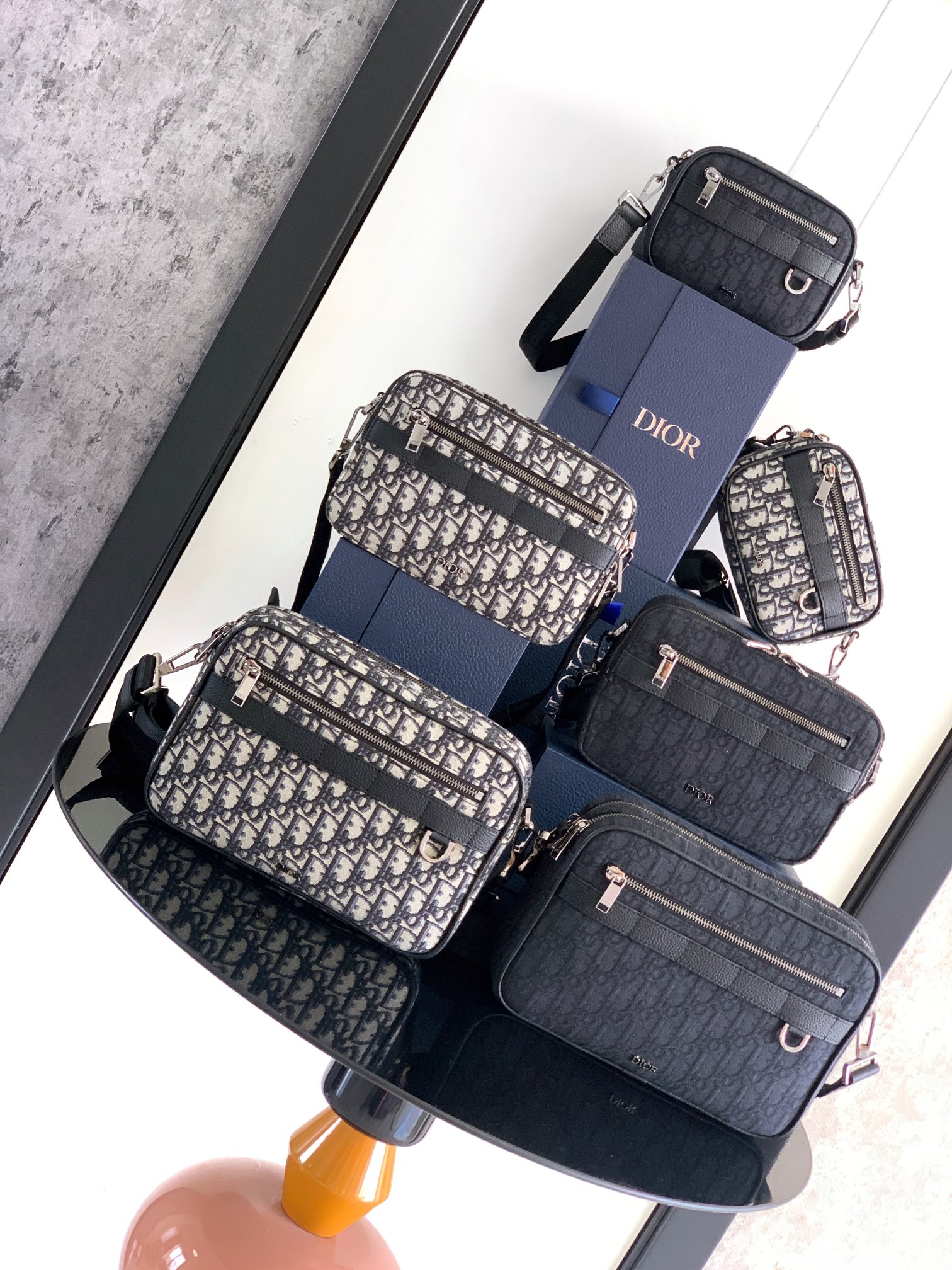 Actual photos of the camera bag collection! Dior's classic Safari messenger bag comes with a shoulder strap, practical and compact, and is a new