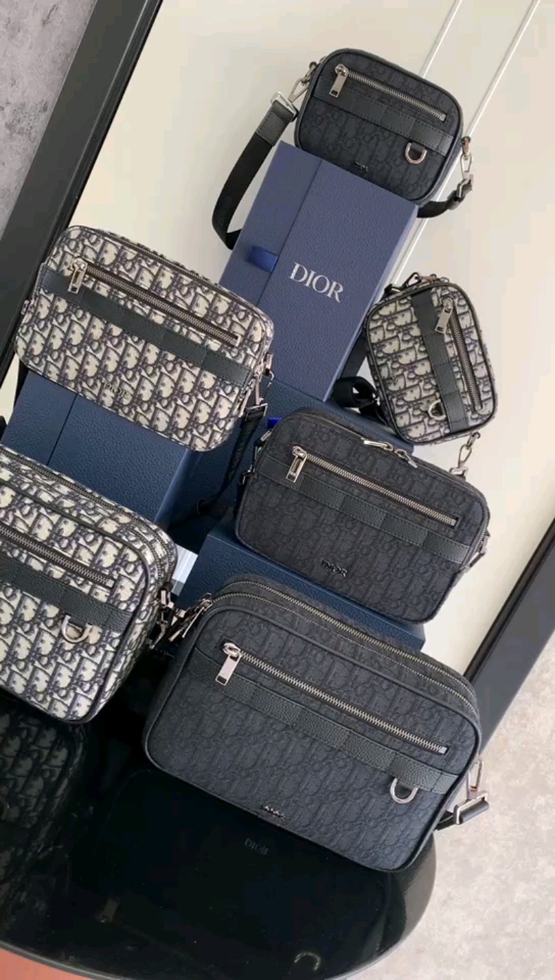 Dior's classic Safari messenger bag comes with a shoulder strap, practical and compact, and is a new addition to the 2023 winter men's collection