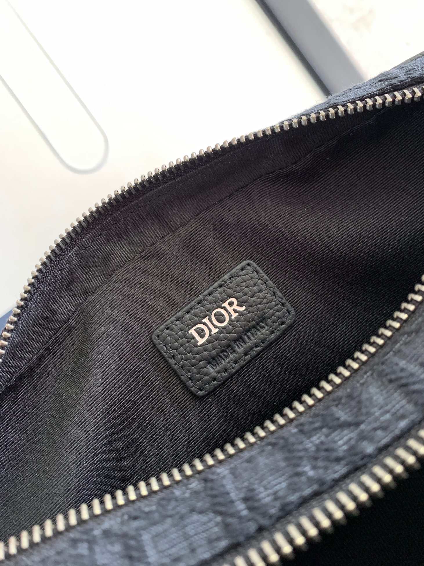 Dior dior 男包 这款 的 Safari 手袋是二零二三冬季男装系列新品 搭配肩带