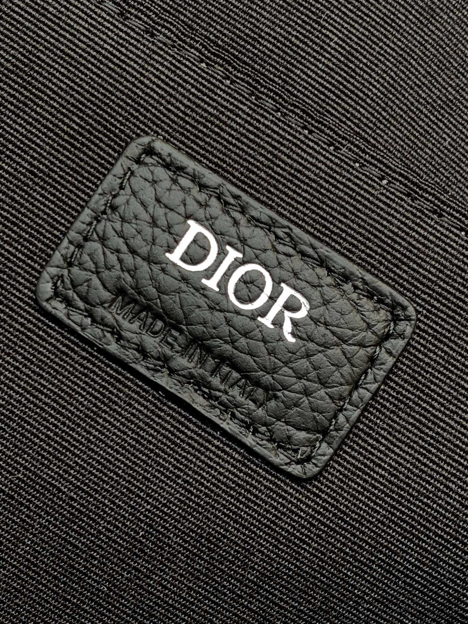 Dior 这款 Safari 双肩背包优雅简约 富有 魅力 采用米色和黑色 Oblique 印花面料精心制作