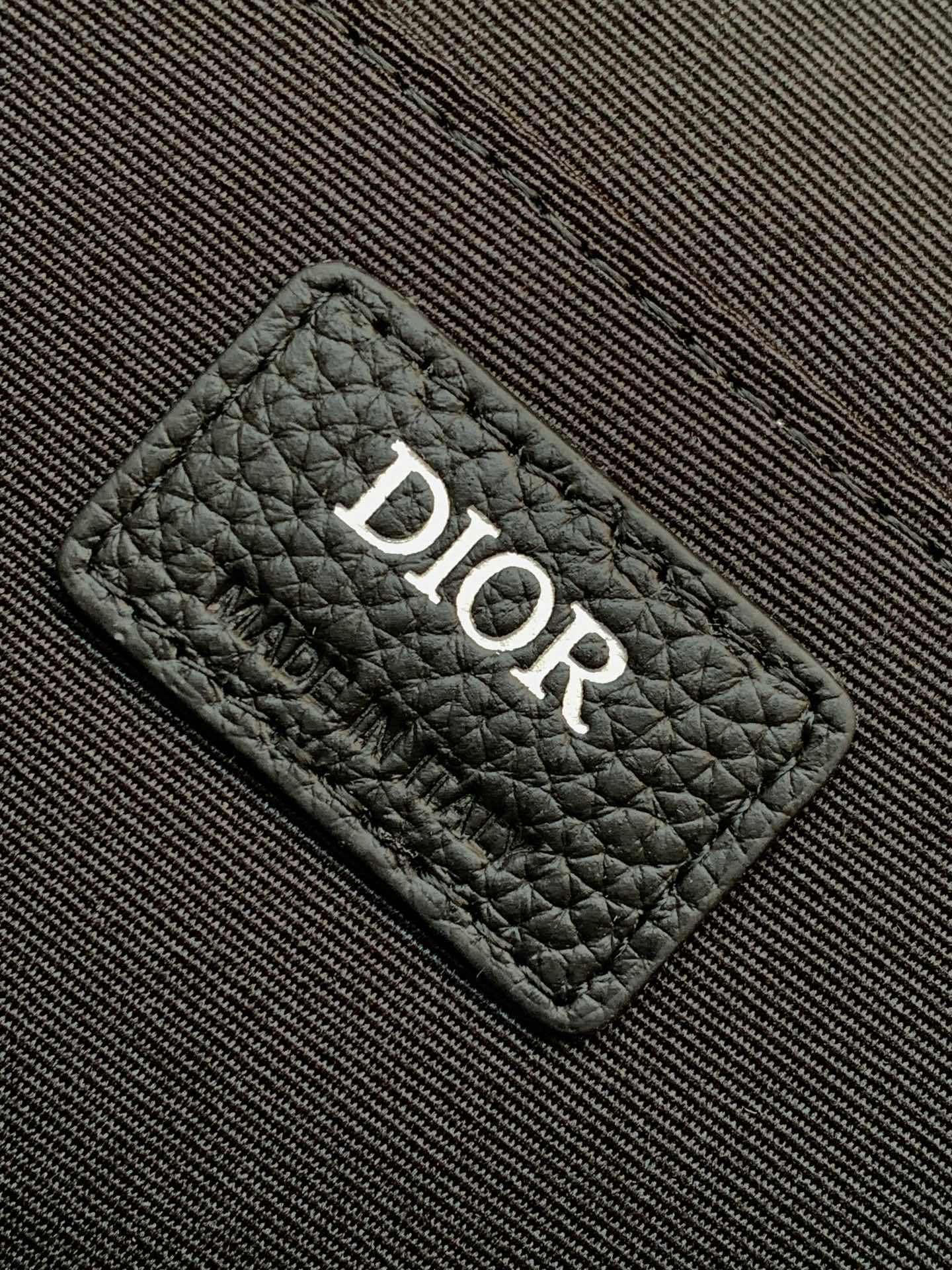 Dior 这款 Safari 双肩背包优雅简约 富有 魅力 采用黑色 Oblique 印花面料精心制作