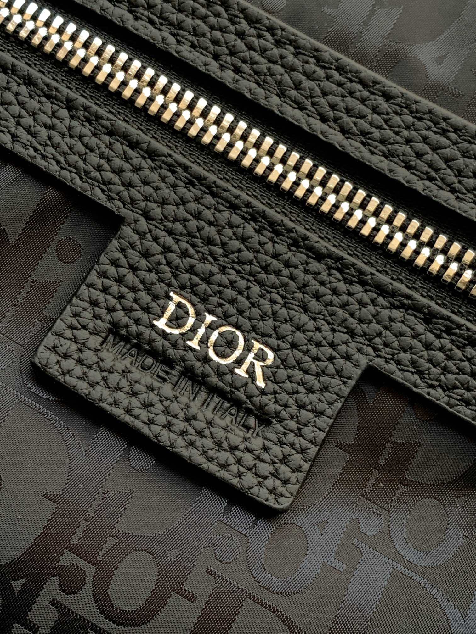 Dior 这款马鞍双肩背包实用优雅 采用黑色 Oblique 印花面料精心制作