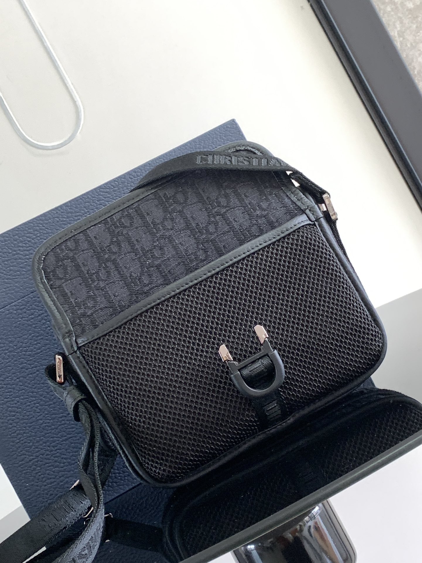 Dior dior 男包 特这款 Dior 8 手袋附有肩带 于二零二三秋季男装系列全新推出
