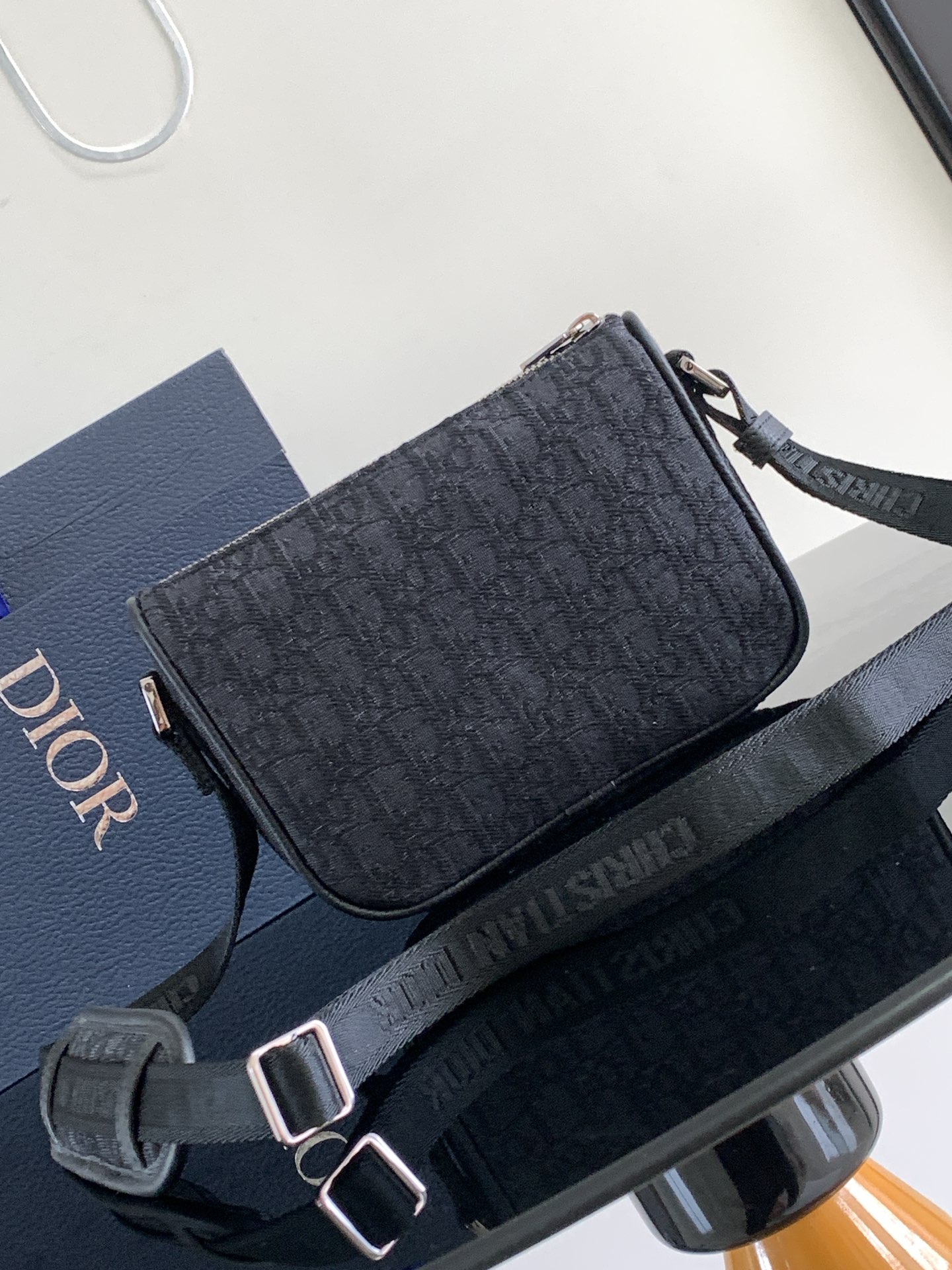 Dior dior 男包 特这款 Dior 8 手袋附有肩带 于二零二三秋季男装系列全新推出
