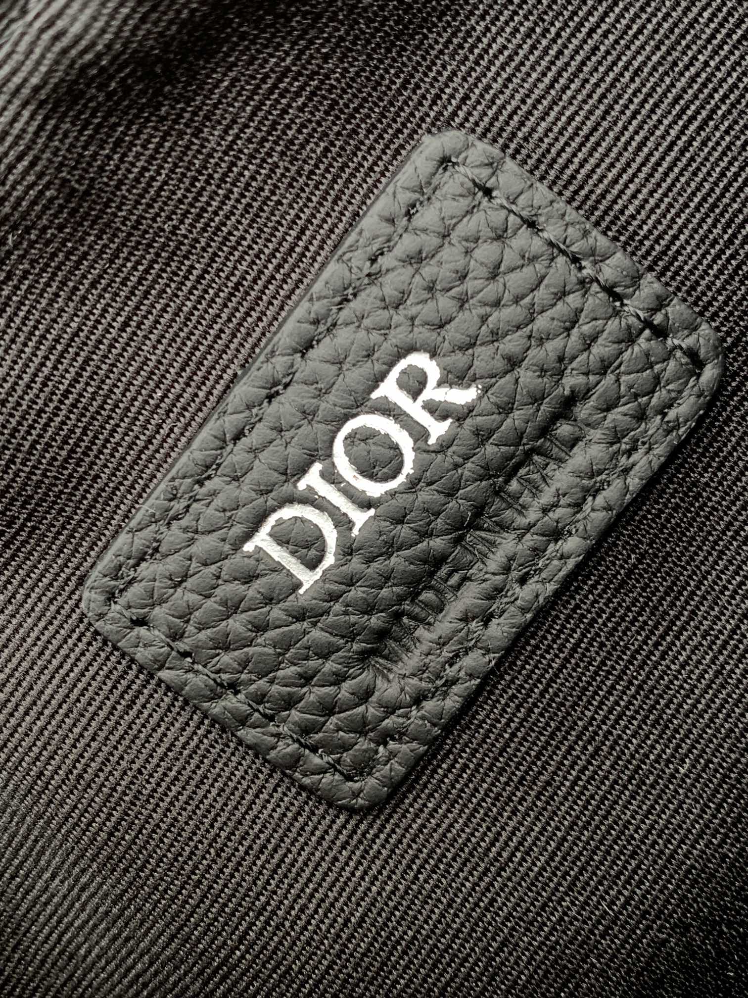 Dior dior 男包 特这款 Dior 8 手袋附有肩带 于二零二三秋季男装系列全新推出
