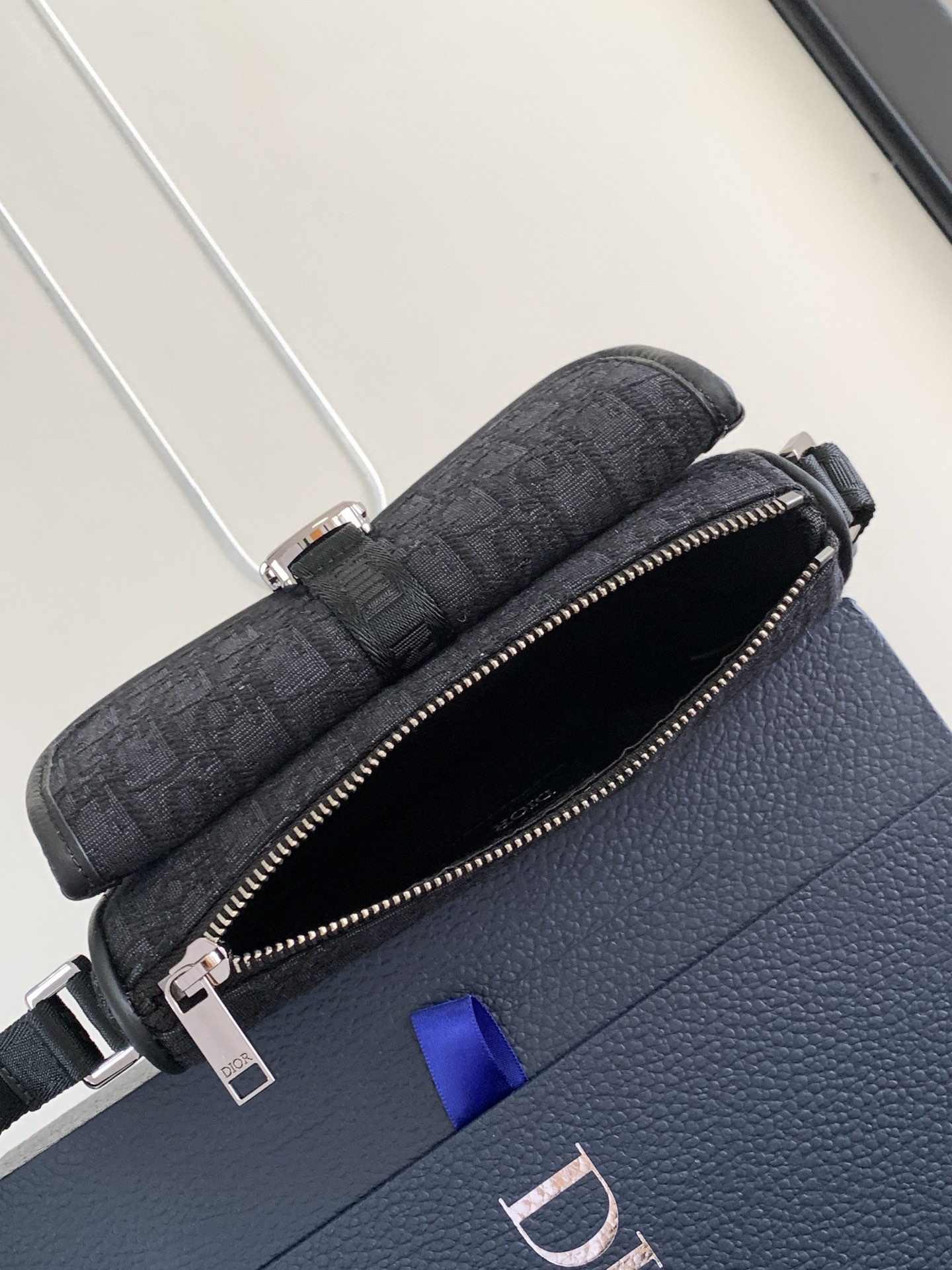 Dior dior 男包 特这款 Dior 8 手袋附有肩带 于二零二三秋季男装系列全新推出