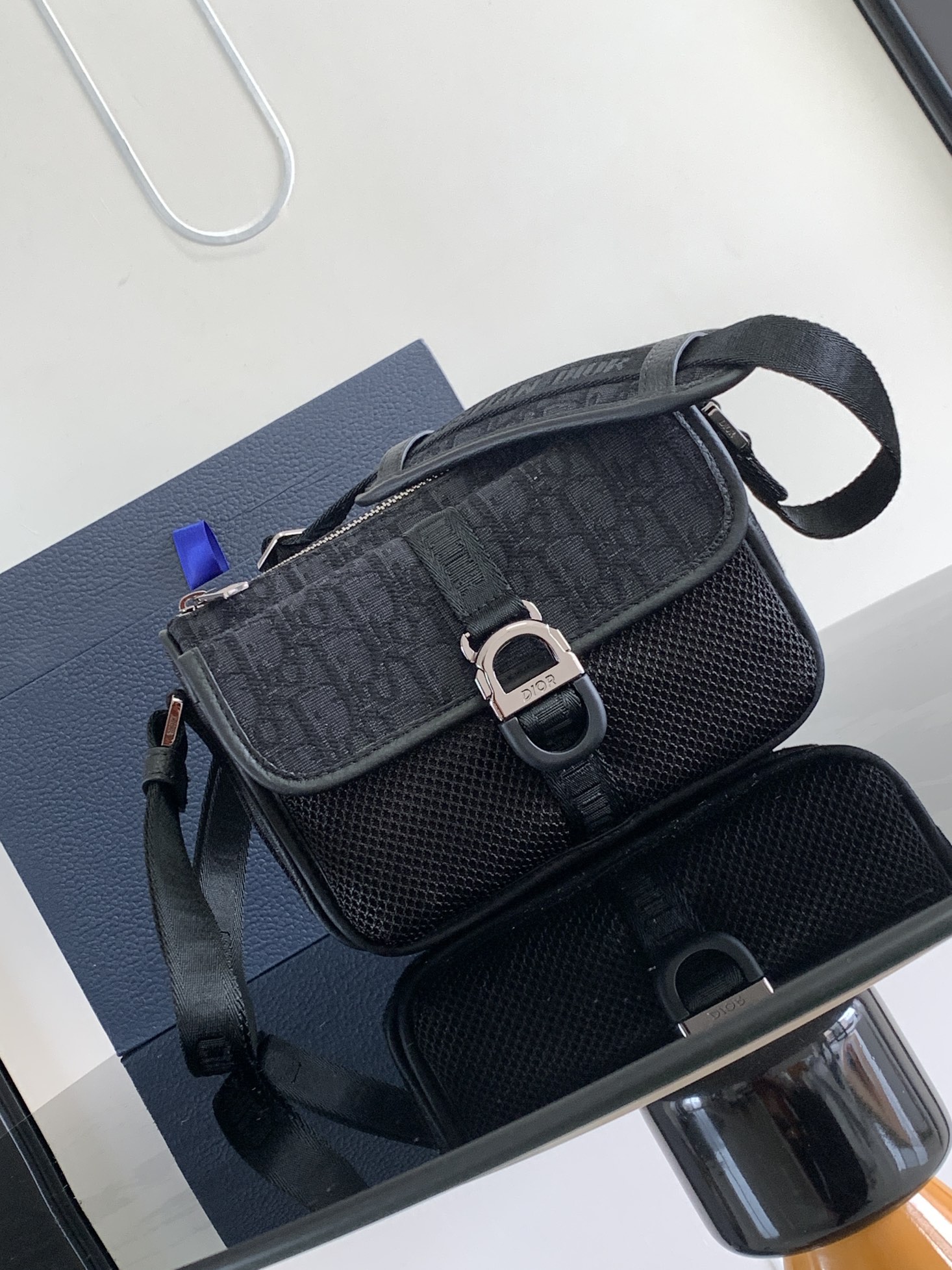 Dior dior 男包 特这款 Dior 8 手袋附有肩带 于二零二三秋季男装系列全新推出