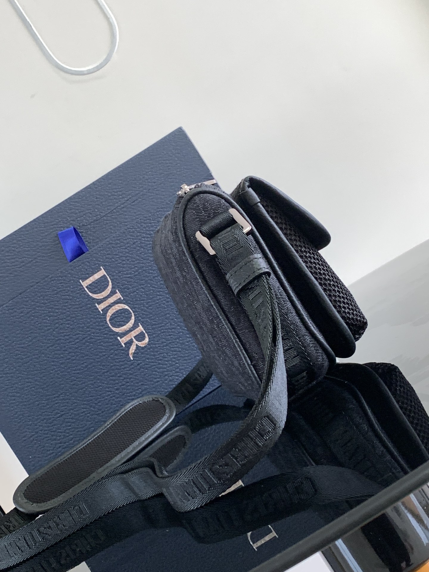 Dior dior 男包 特这款 Dior 8 手袋附有肩带 于二零二三秋季男装系列全新推出