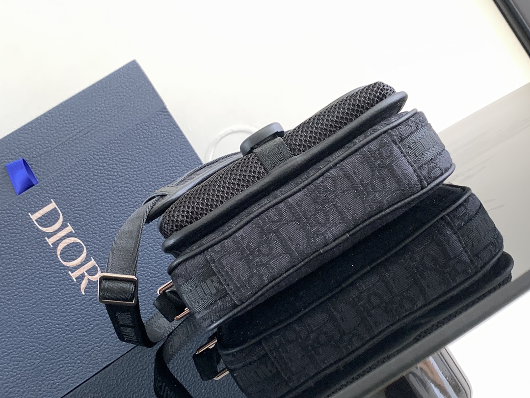 Dior dior 男包 特这款 Dior 8 手袋附有肩带 于二零二三秋季男装系列全新推出