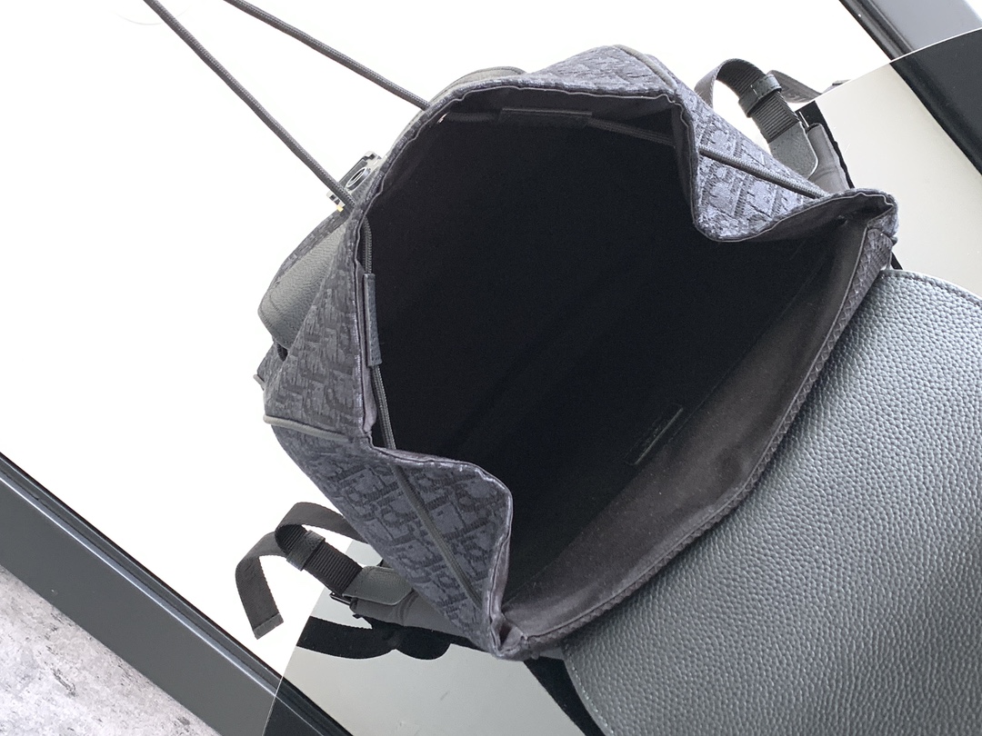 Dior 这款马鞍双肩背包是二零二四秋季男装系列新品