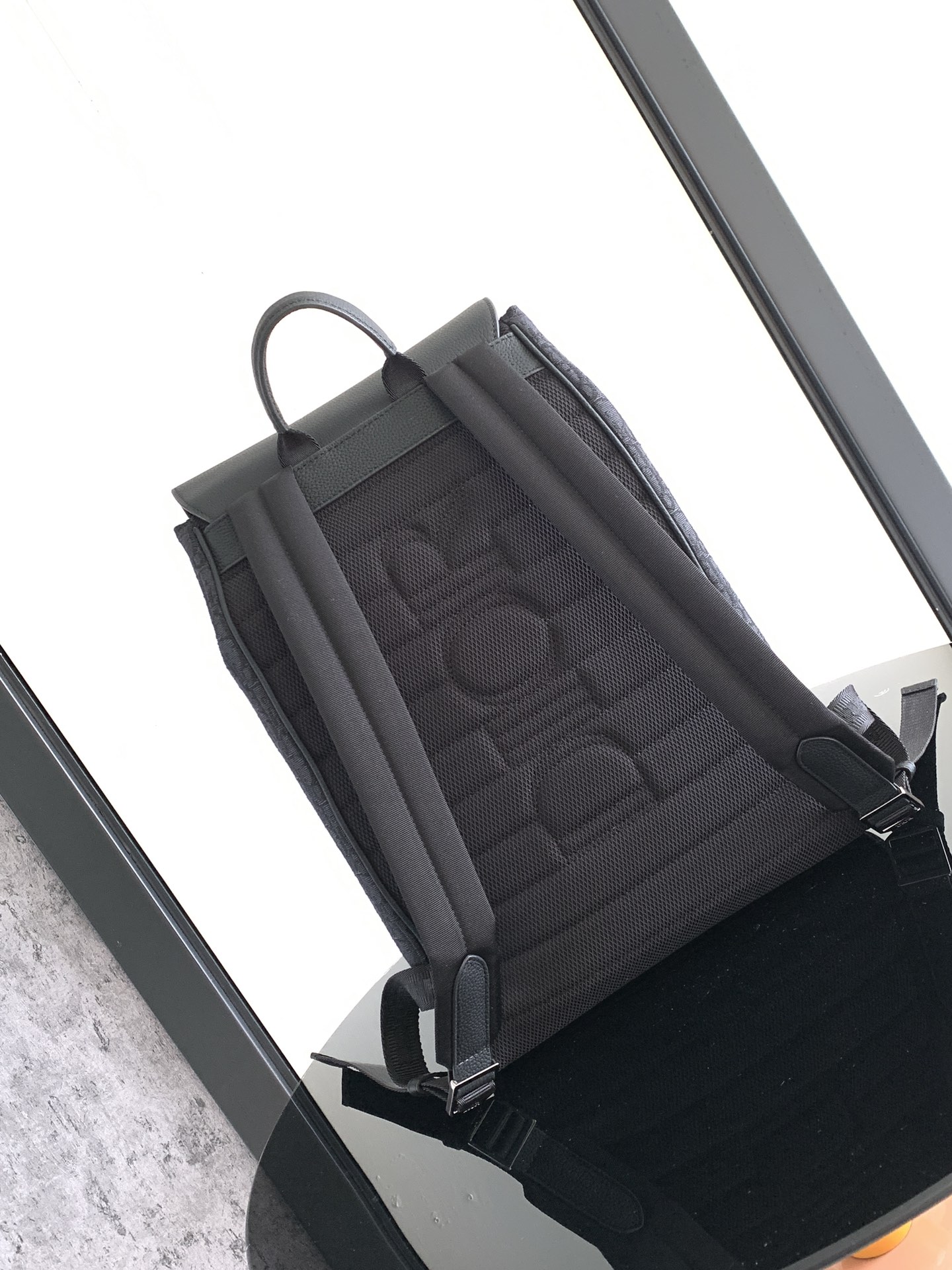 Dior 这款马鞍双肩背包是二零二四秋季男装系列新品