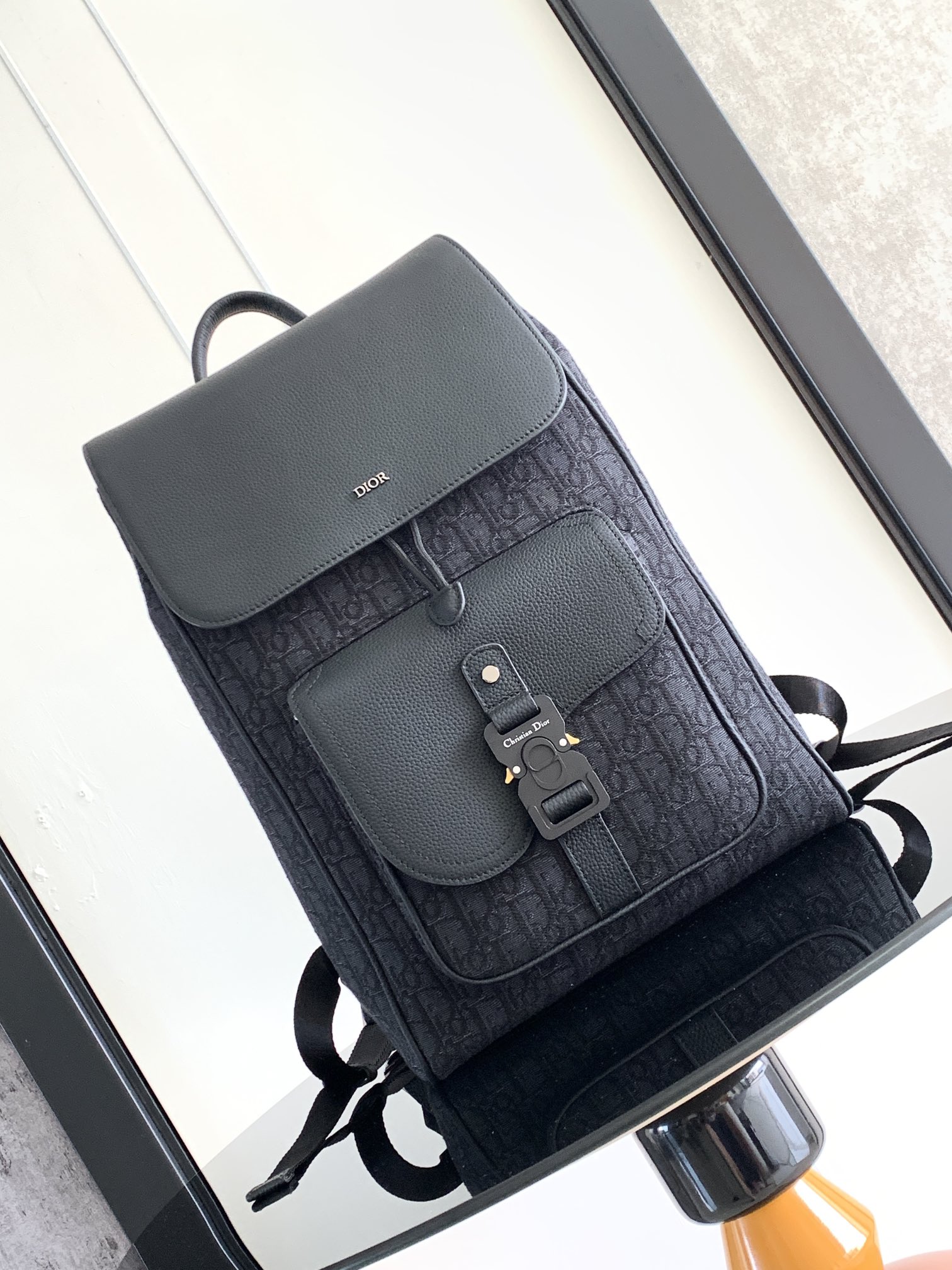 Dior 这款马鞍双肩背包是二零二四秋季男装系列新品