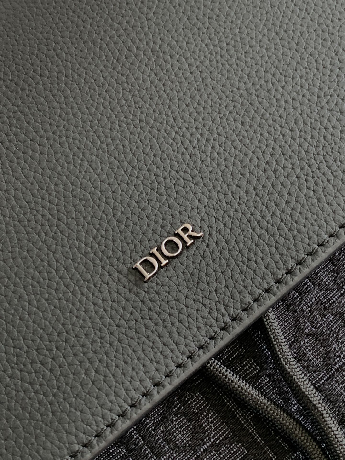 Dior 这款马鞍双肩背包是二零二四秋季男装系列新品