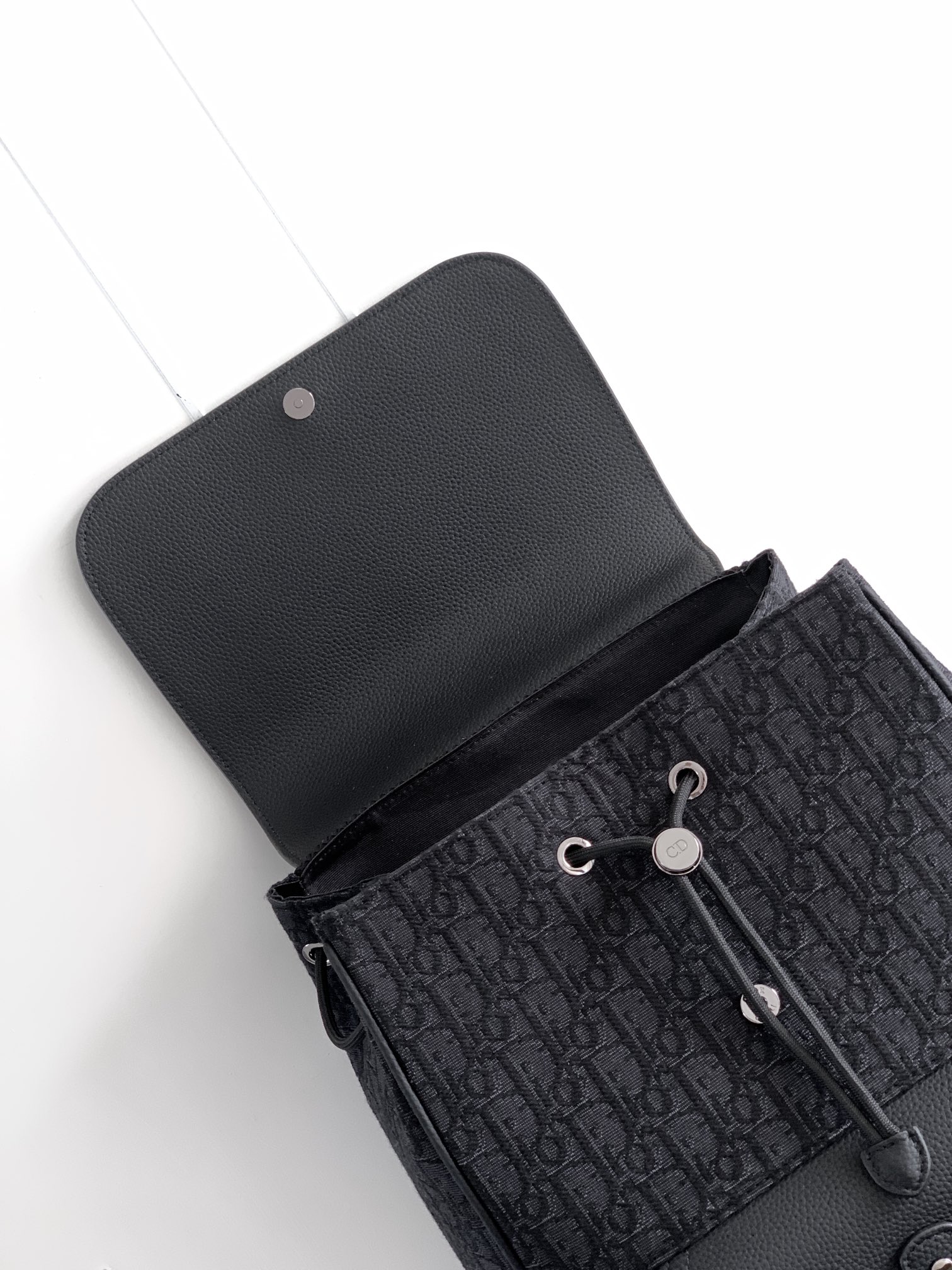 Dior 这款马鞍双肩背包是二零二四秋季男装系列新品