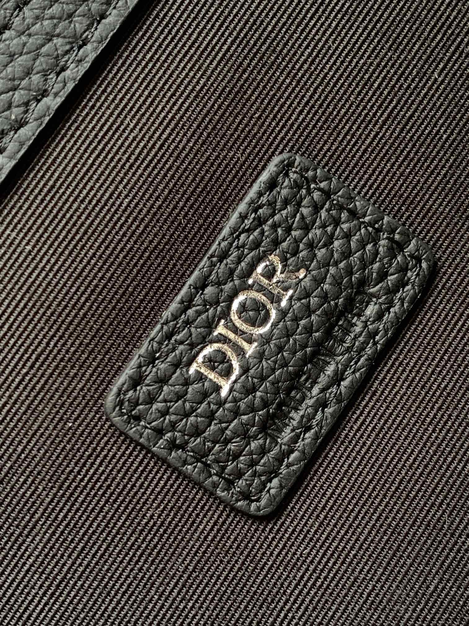 Dior 这款马鞍双肩背包是二零二四秋季男装系列新品