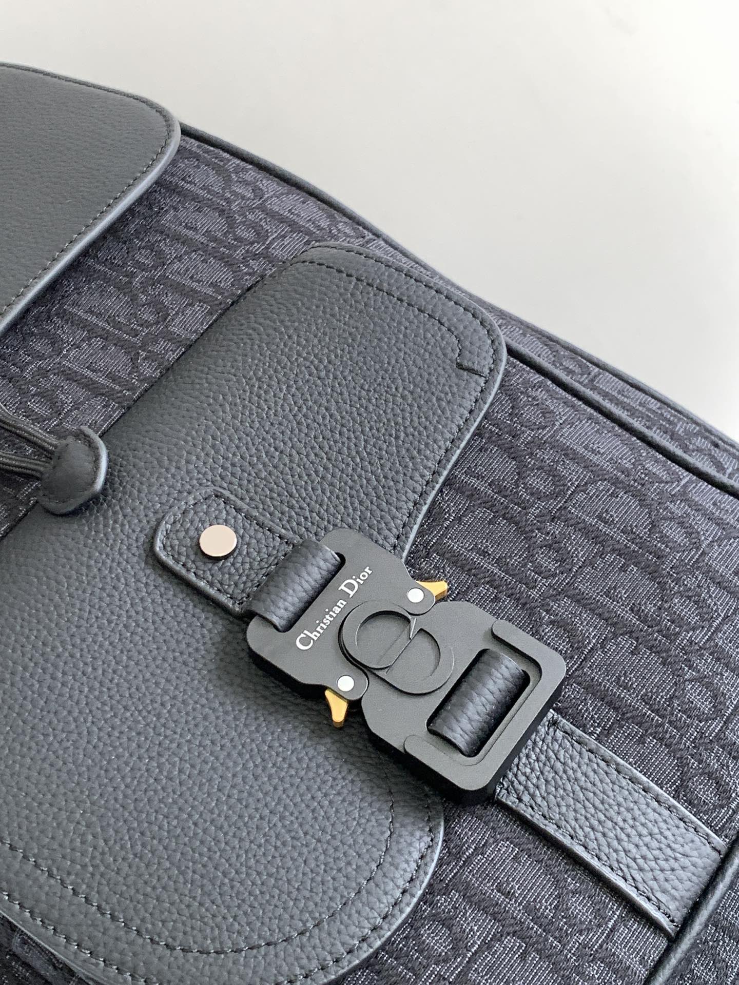 Dior 这款马鞍双肩背包是二零二四秋季男装系列新品