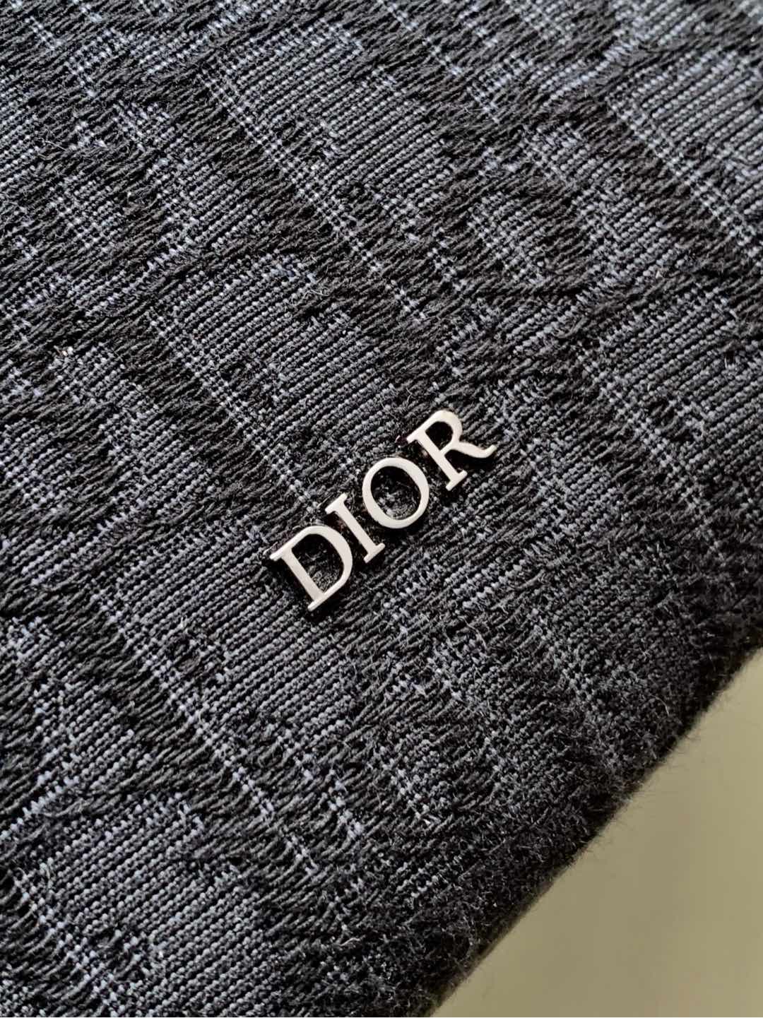 Dior 这款Rider2 0腰包是一款实用而现代的款式 采用米色和黑色Oblique印花精心制作