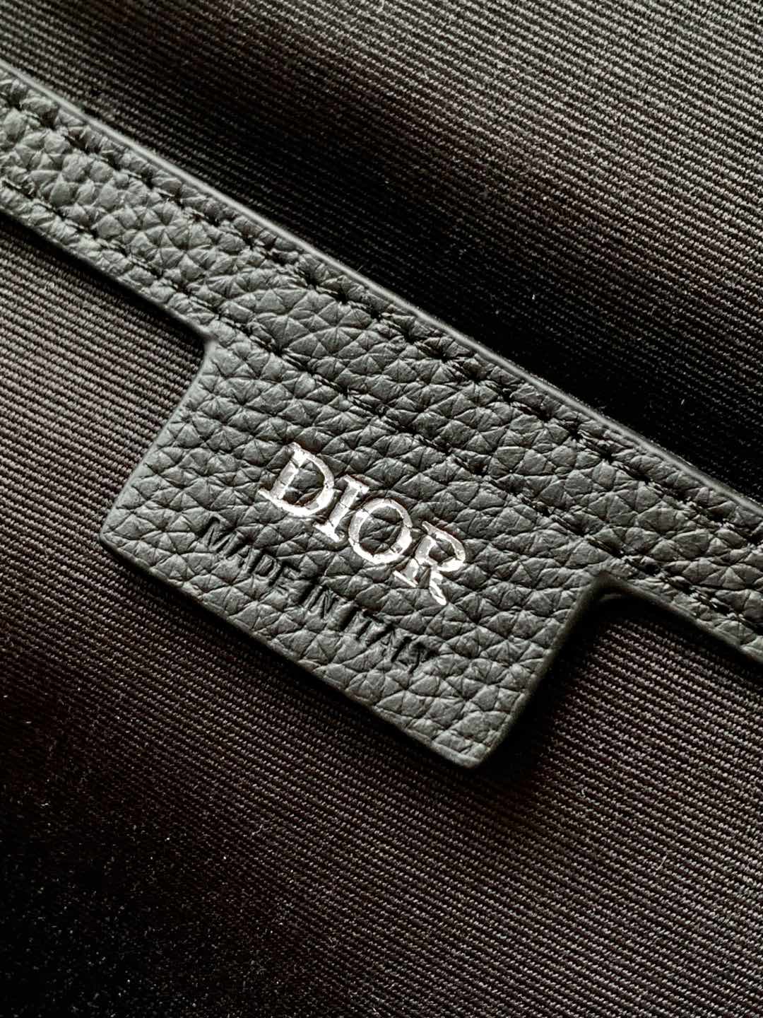Dior 这款Rider2 0腰包是一款实用而现代的款式 采用米色和黑色Oblique印花精心制作